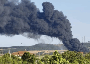 Μεγάλη φωτιά σε εργοστάσιο στην Αλεξανδρούπολη – Μήνυμα του 112